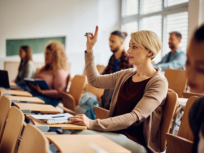 What are the key features of a thematic essay?